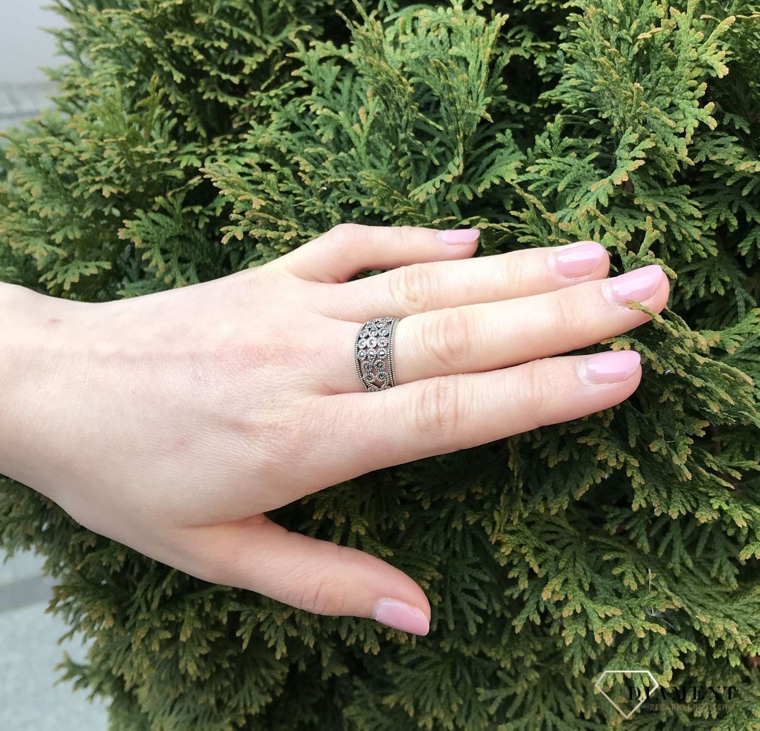 Wyjątkowy srebrny pierścionek wykonany ze srebra próby 925, ozdobiony markazytami. Wiecznie modne wzory, które sprawdzą się jako idealny prezent dla bliskiej osoby (1).jpg